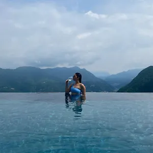 Paradiso 3*, Brunate Italië